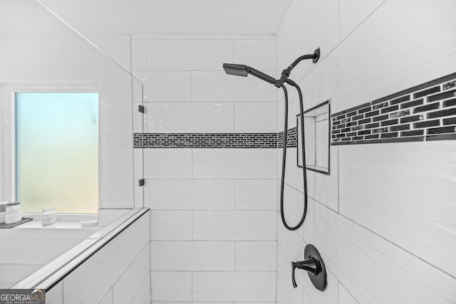 bathroom featuring a tile shower