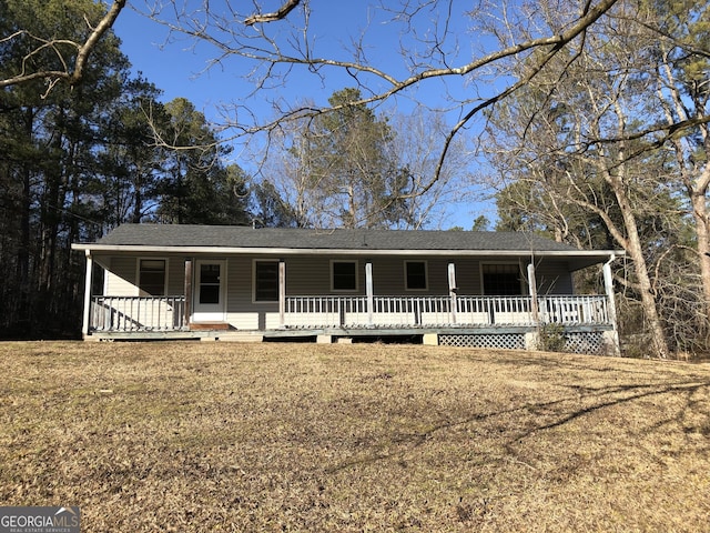 view of front of property featuring covered porch and a front lawn