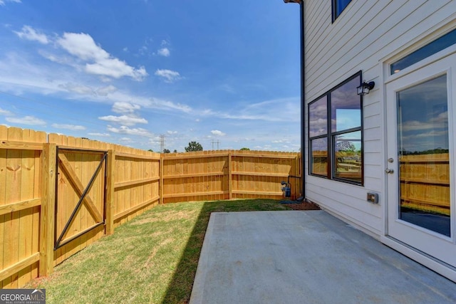 view of yard featuring a patio area