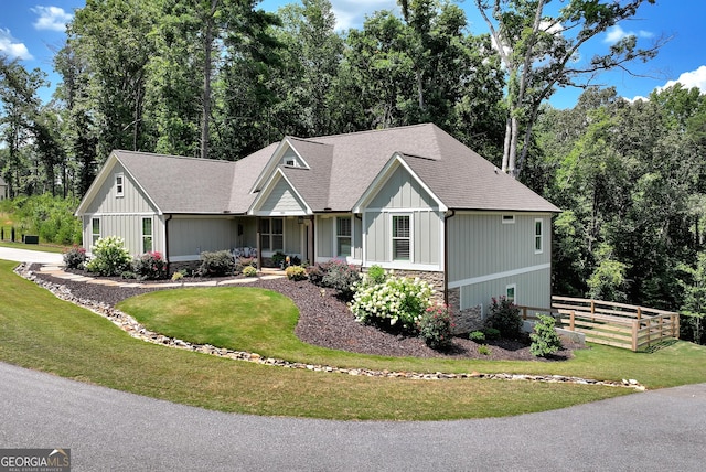 view of front facade featuring a front lawn