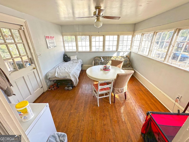 sunroom with ceiling fan