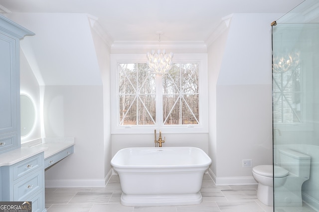 bathroom featuring crown molding, a chandelier, a bathtub, and toilet