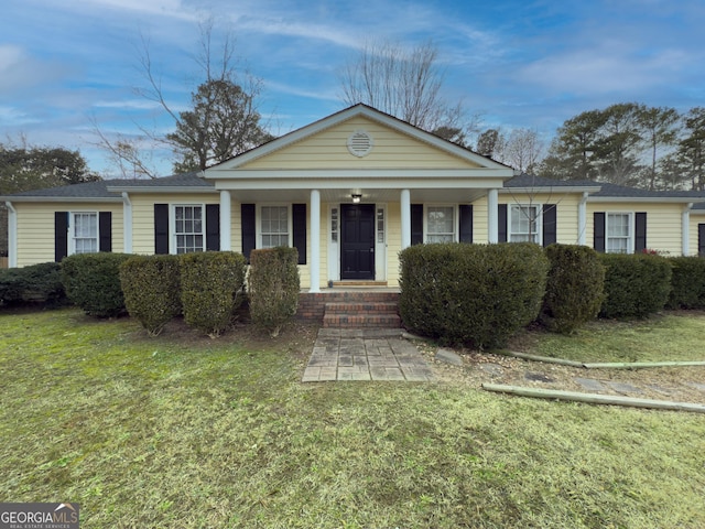 view of front facade featuring a porch and a front lawn