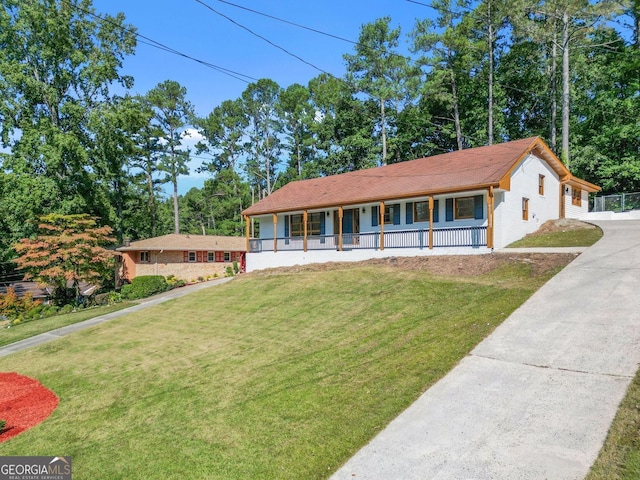 view of front facade featuring a porch and a front yard