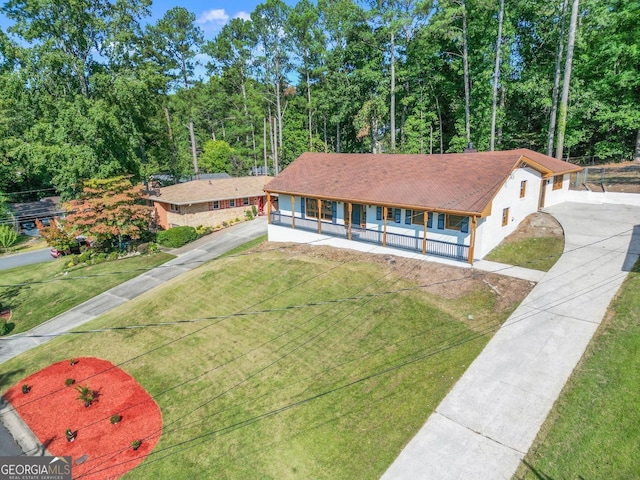 view of front facade with a front lawn