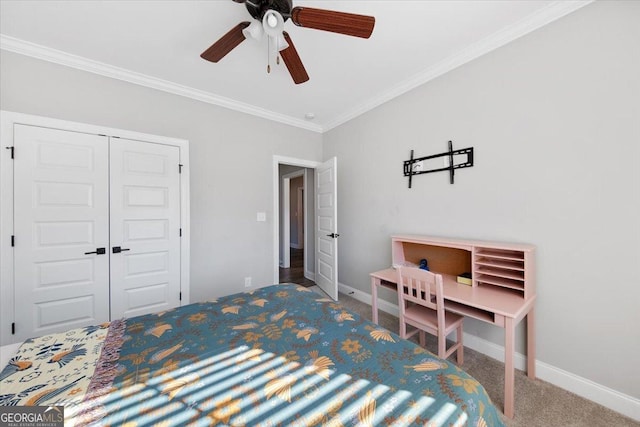 bedroom featuring ceiling fan, ornamental molding, carpet floors, and a closet