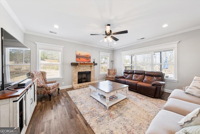 living area featuring crown molding, dark wood-style flooring, and baseboards