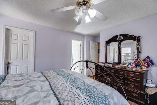 bedroom featuring ceiling fan and a textured ceiling