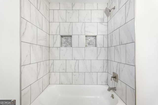 bathroom with tiled shower / bath