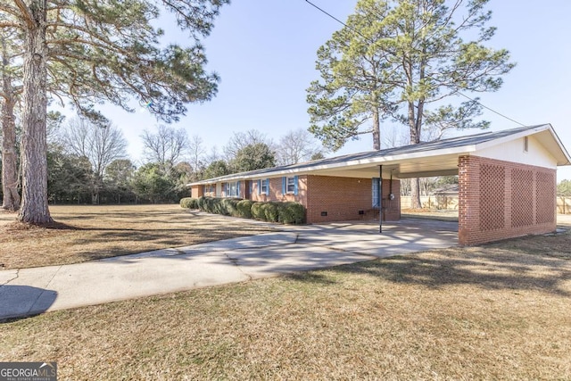 view of front of home with a carport and a front yard