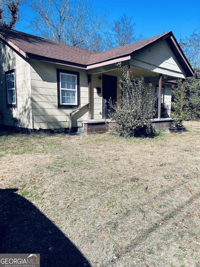 ranch-style home featuring a front lawn