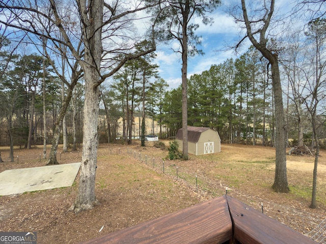 view of yard with a storage unit