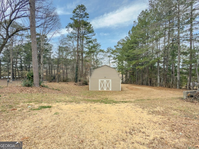 view of yard with a storage shed