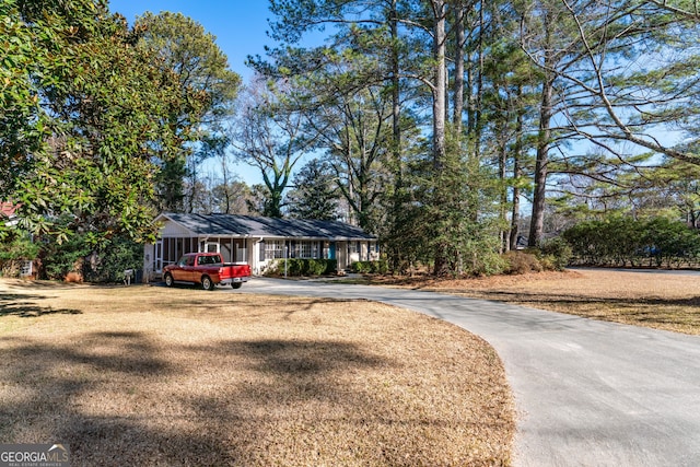 single story home featuring a front yard