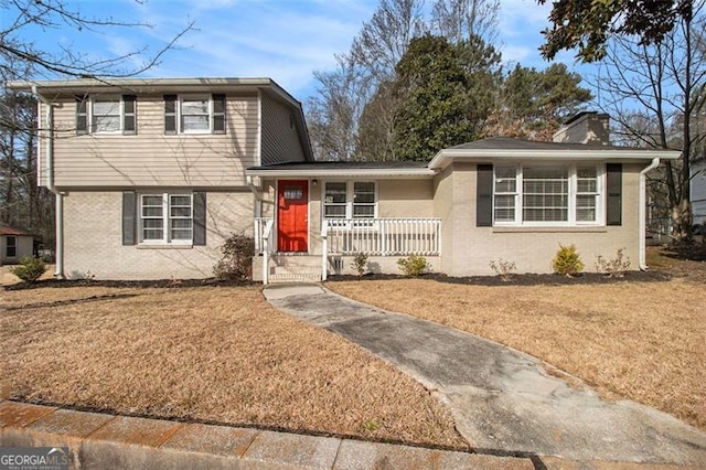 view of front of house featuring a porch and a front lawn