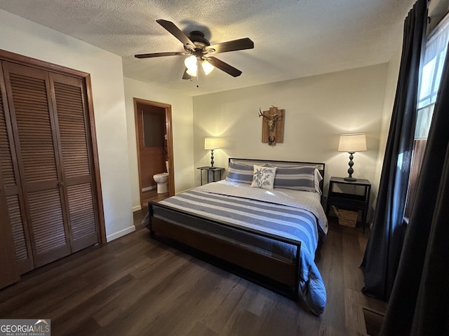 bedroom with dark wood-type flooring, a closet, ceiling fan, and a textured ceiling