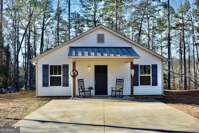 view of front of property featuring covered porch