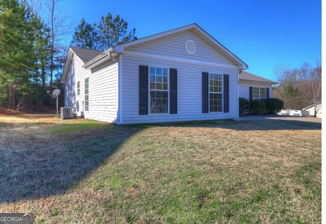 view of front of property featuring a front yard