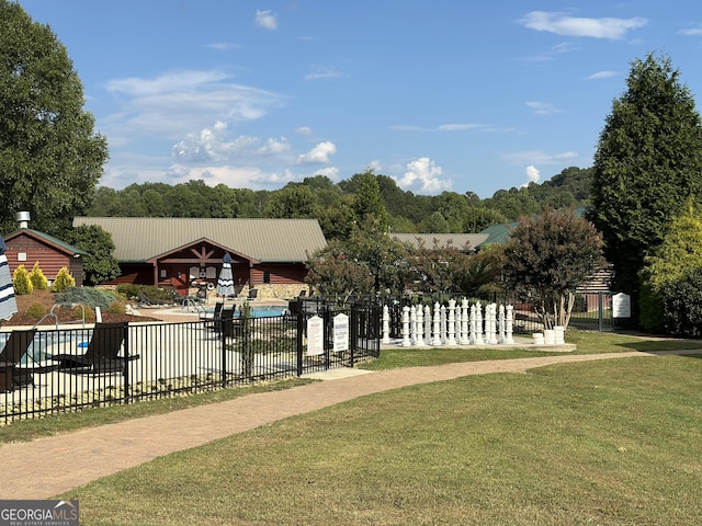 view of property's community featuring a lawn