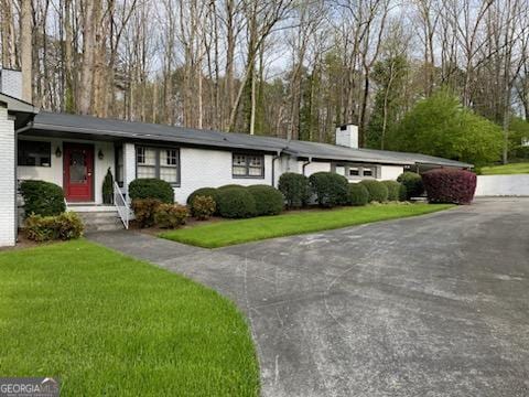 ranch-style home featuring a front yard