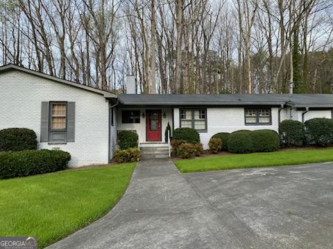 single story home featuring a front yard