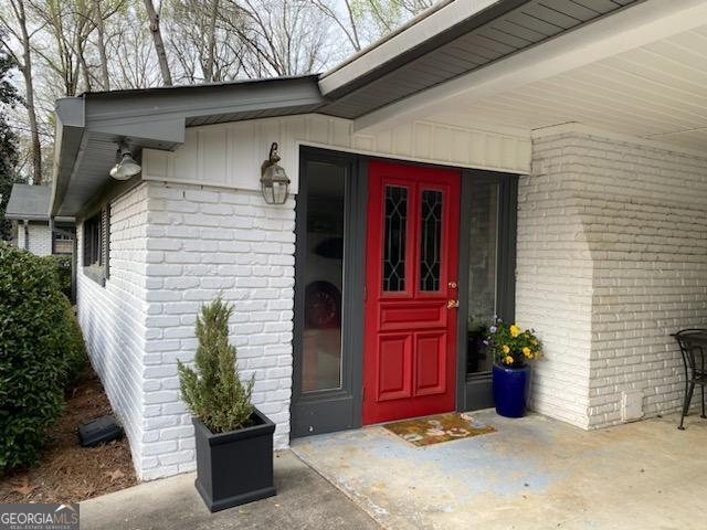 entrance to property featuring a patio area