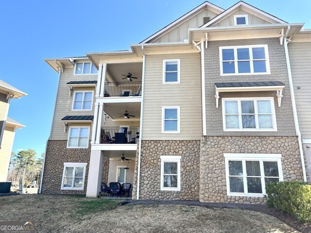 view of front of home featuring ceiling fan and a balcony