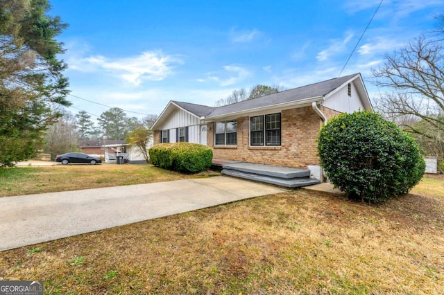 view of front facade with a front yard