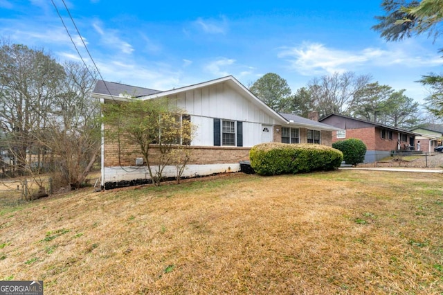 view of front of house with a front lawn