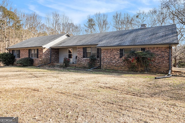 view of front of property featuring a front lawn