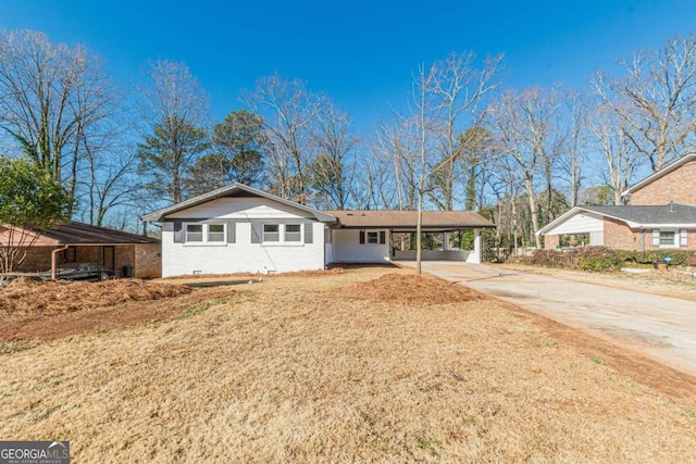 view of front of property featuring a carport and a front lawn