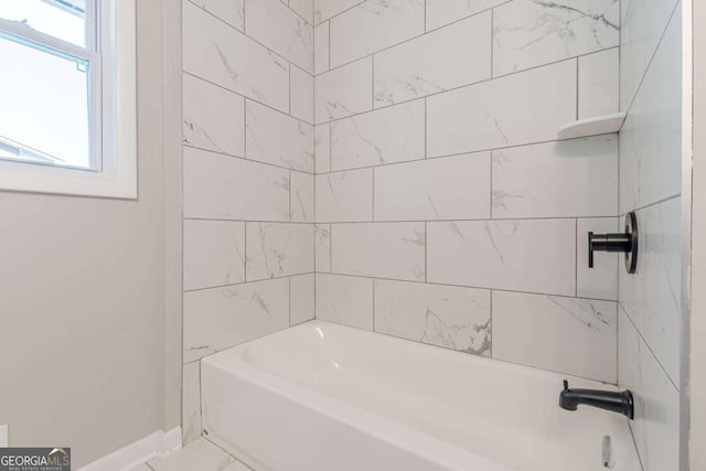 bathroom with tiled shower / bath