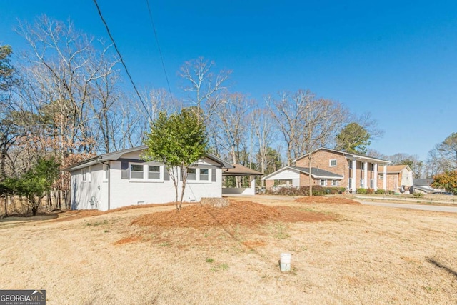 view of front facade featuring a front lawn