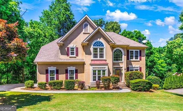 view of front facade featuring a front yard