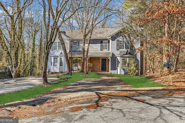 view of front of house featuring a front lawn