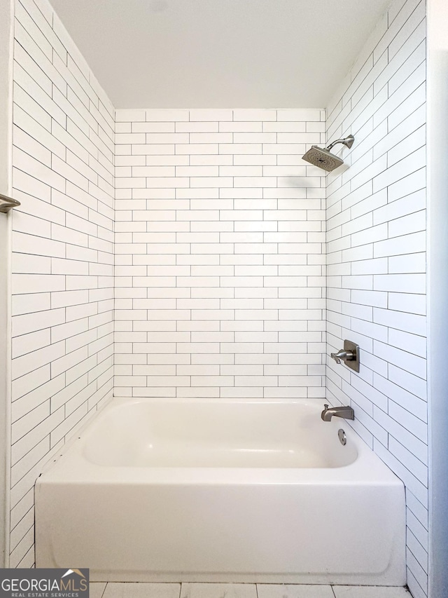 bathroom with tiled shower / bath