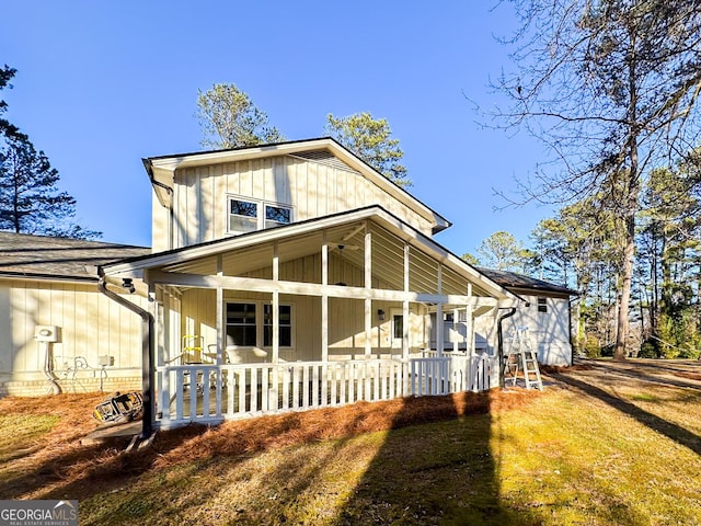 view of front of property featuring covered porch and a front yard