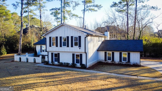 view of front of property with a front yard