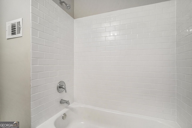 bathroom with tiled shower / bath combo