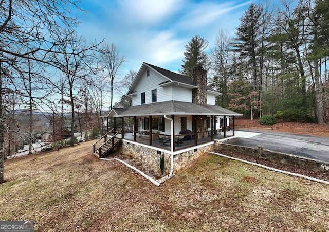 view of front of property featuring a front yard and covered porch