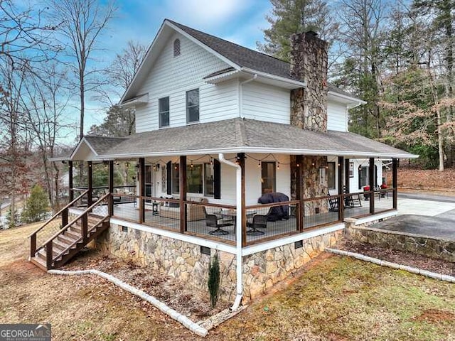 country-style home with a porch