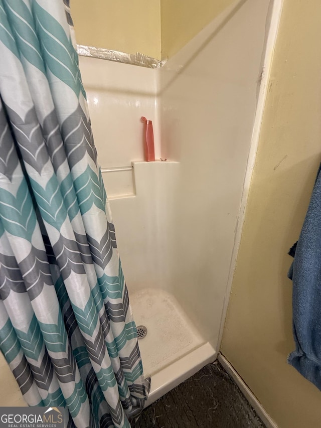 bathroom featuring curtained shower