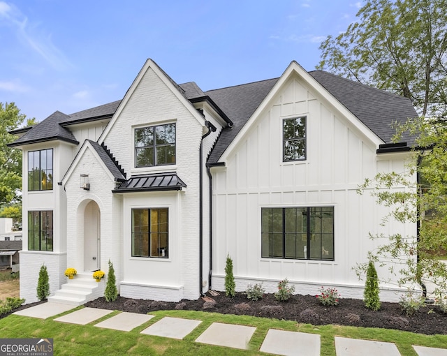 view of modern farmhouse style home