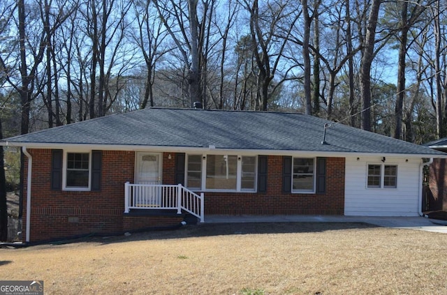 single story home with a front lawn