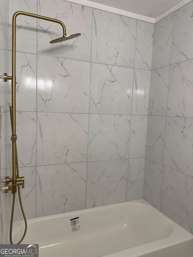 bathroom featuring tiled shower / bath combo