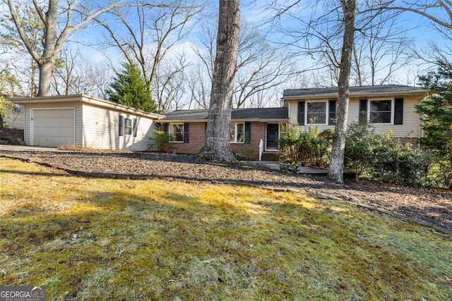 view of front facade with a garage and a front yard