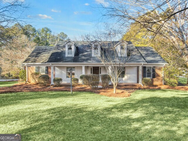 view of front of property with a front lawn