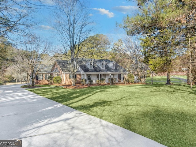 view of front of house featuring a front lawn