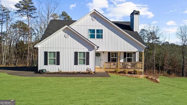 view of front of property featuring covered porch and a front lawn