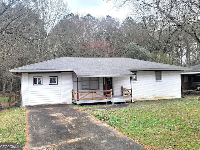 single story home featuring a front lawn